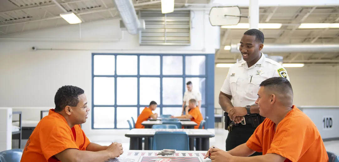 detention deputy chatting with two inmates